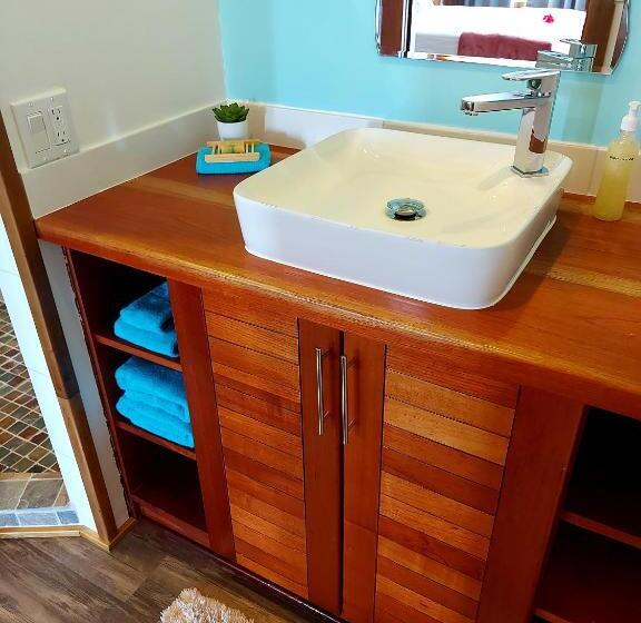 سوئیت با تخت بزرگ, The Sunsetter Bed & Breakfast