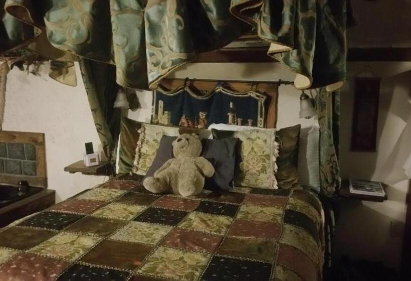 Номер Стандарт, Castle Wood Theme Cottages Couples Only