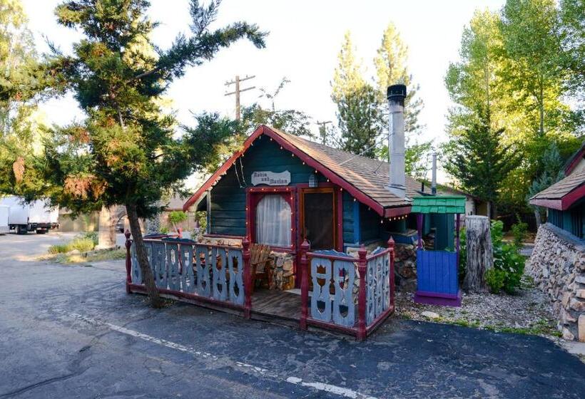 Номер Стандарт, Castle Wood Theme Cottages Couples Only