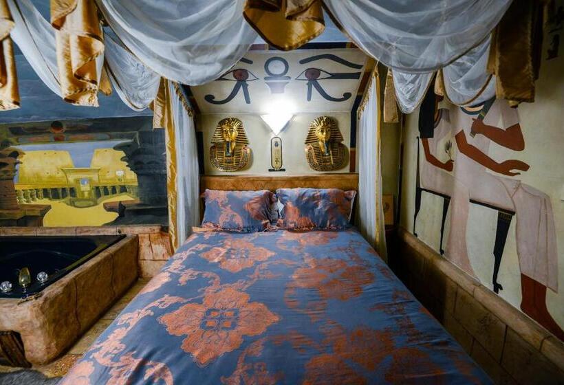 Номер Стандарт, Castle Wood Theme Cottages Couples Only