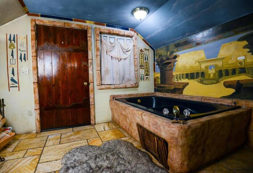 Номер Стандарт, Castle Wood Theme Cottages Couples Only