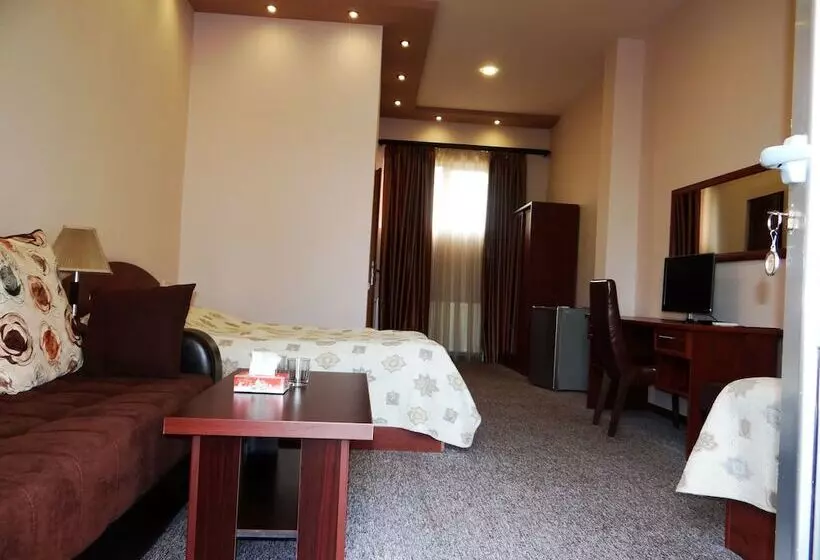 اتاق استاندارد سه نفره, Areg
