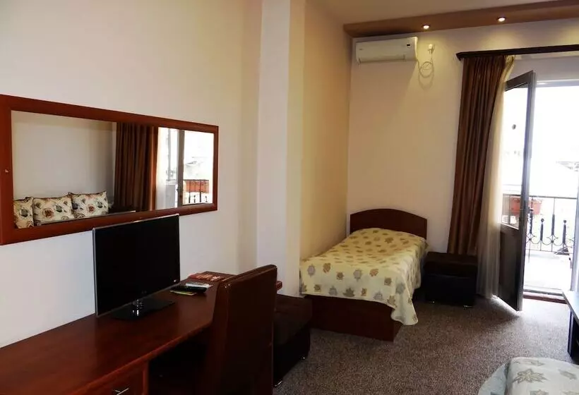اتاق استاندارد سه نفره, Areg