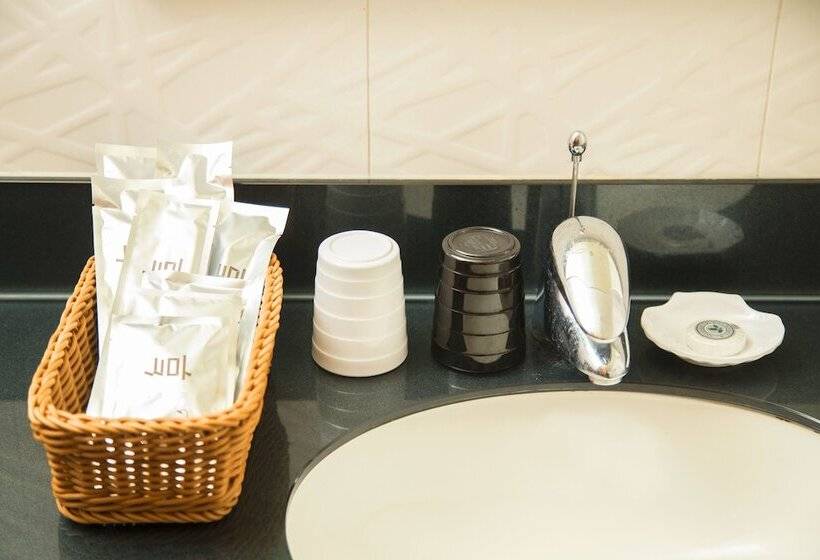 اتاق لوکس, Just Live Inntaipei Station