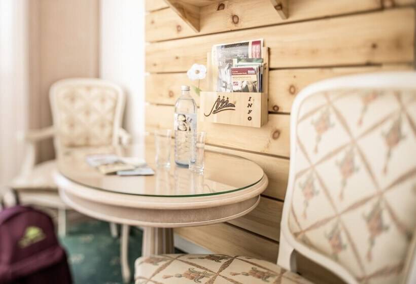 اتاق اکونومی, Maximilian