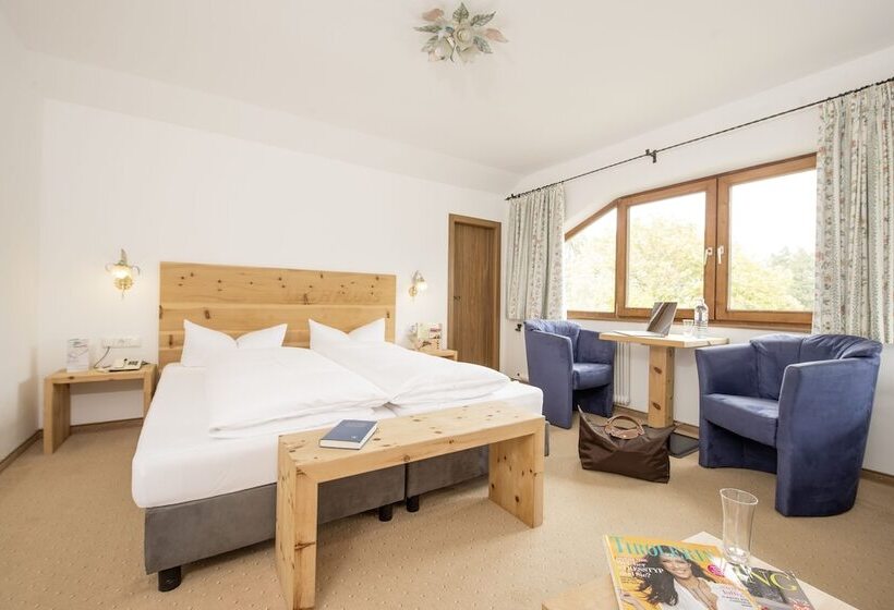 اتاق استاندارد سه نفره, Maximilian