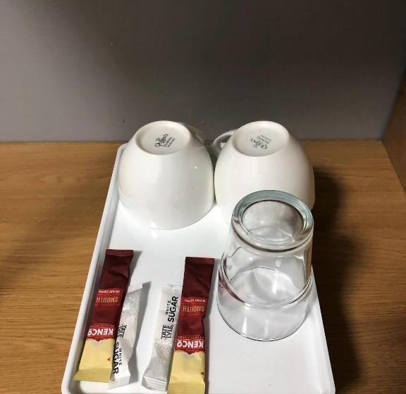 标准单人间, Plaza London