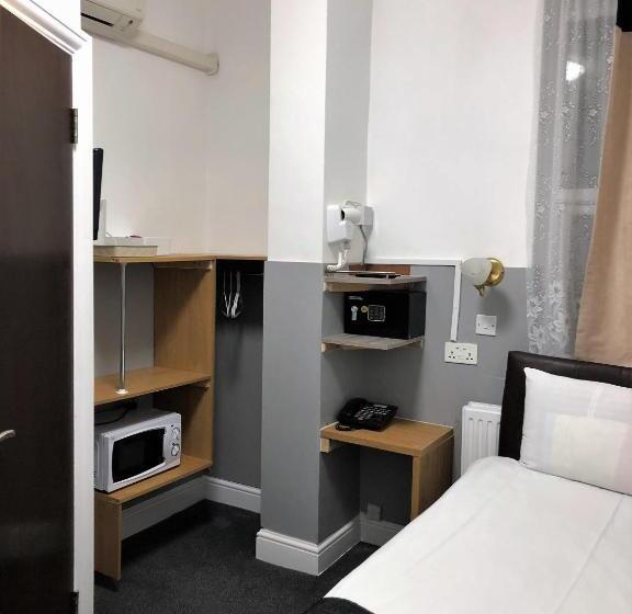 标准单人间, Plaza London