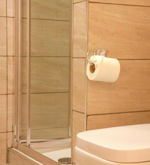 标准三人间, Plaza London