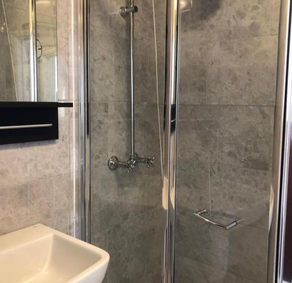 标准三人间, Plaza London