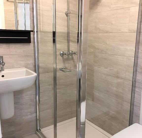 高级大房间, Plaza London