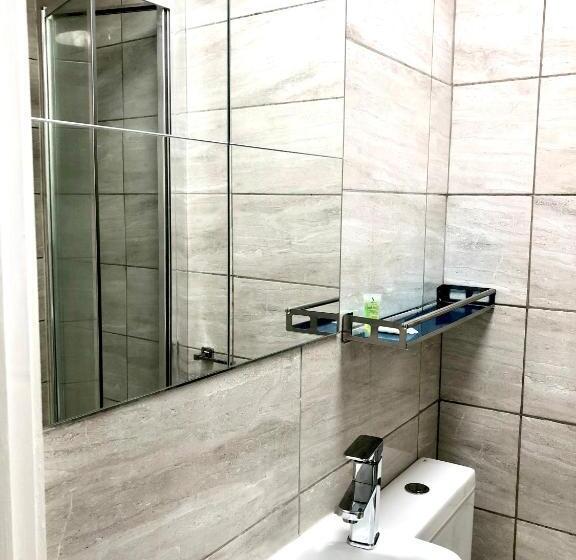 四人标准间, Plaza London