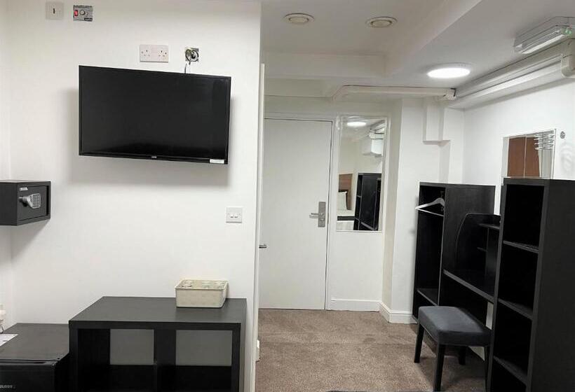 四人标准间, Plaza London