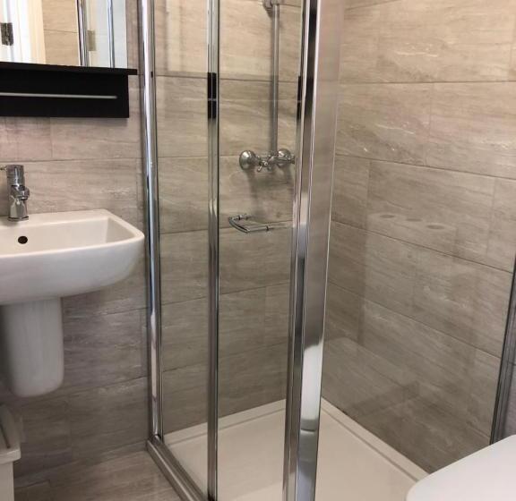 标准间, Plaza London