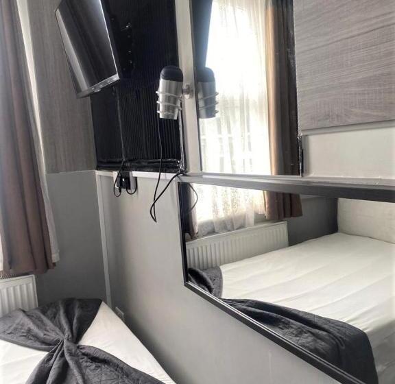 标准间, Plaza London