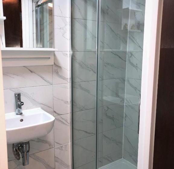 家庭间, Plaza London