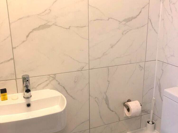 标准间, Plaza London