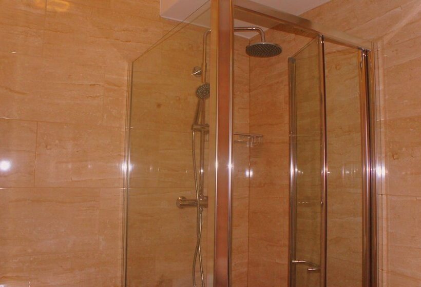 标准间, Plaza London