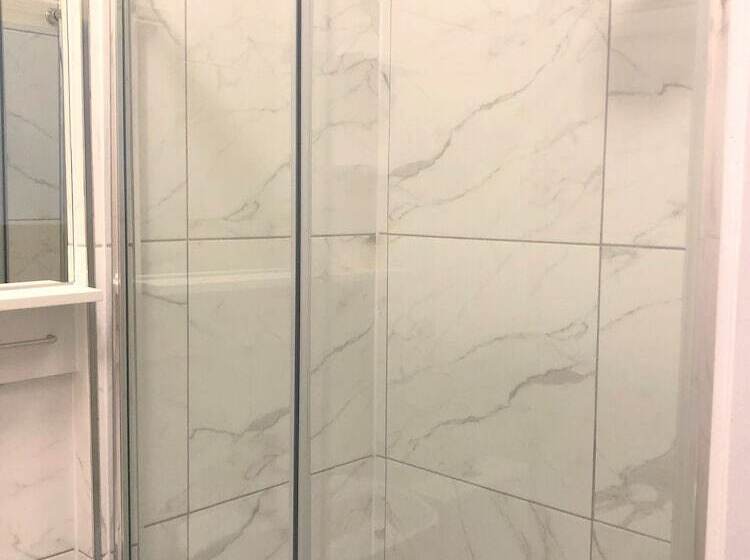 标准单人间, Plaza London