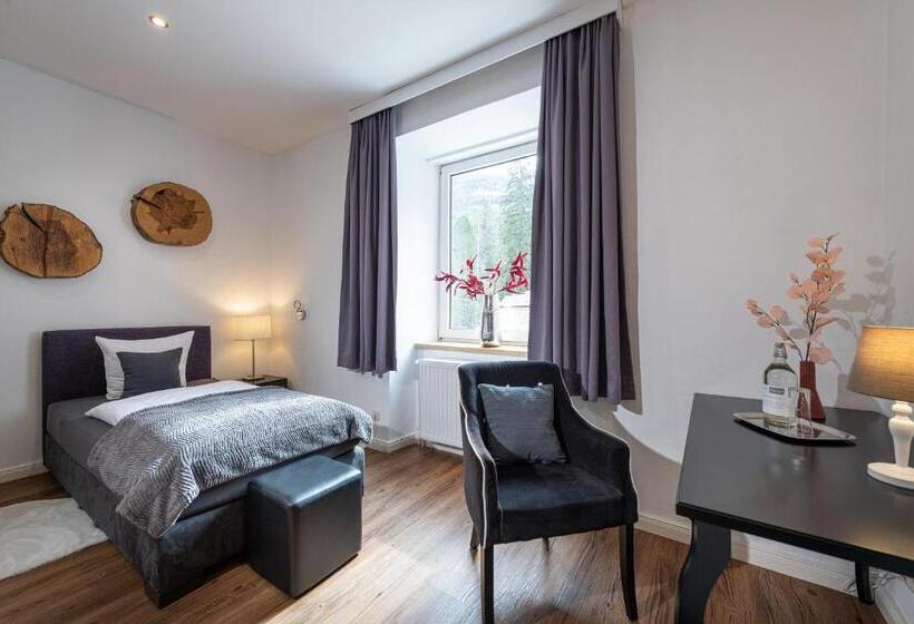 חדר קומפורט יחיד, Rader