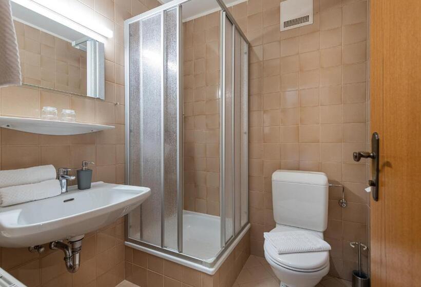 חדר סטנדרט לשלושה, Rader