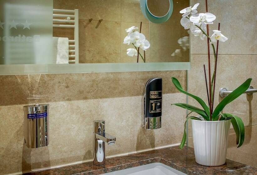 Четырехместный Номер Стандарт, Tiptop Hotel Burgschmiet Garni