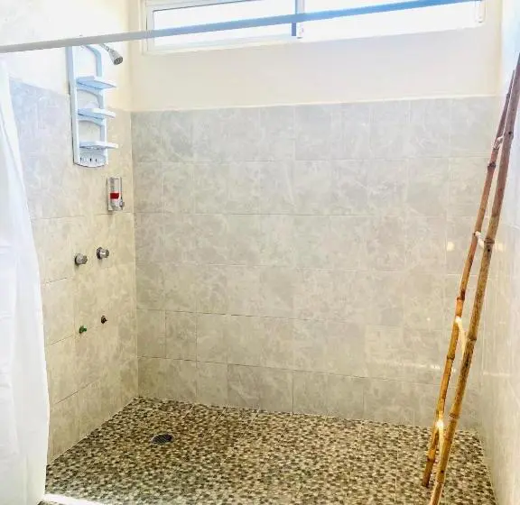 اتاق ساده سه‌ نفره, Casa Karma