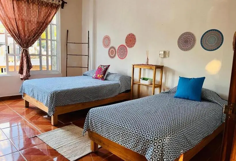 اتاق ساده سه‌ نفره, Casa Karma