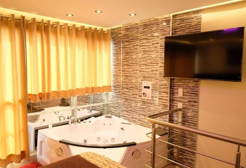 מיטת קינג בסוויטה, Puma R Tacna