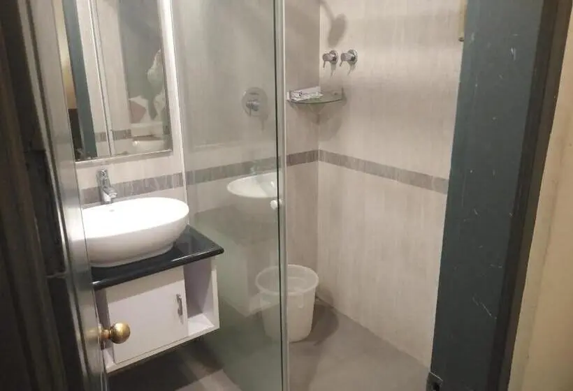キングサイズベッドのスタンダードルーム, Zip By Spree Hotels Surabi International Vellore