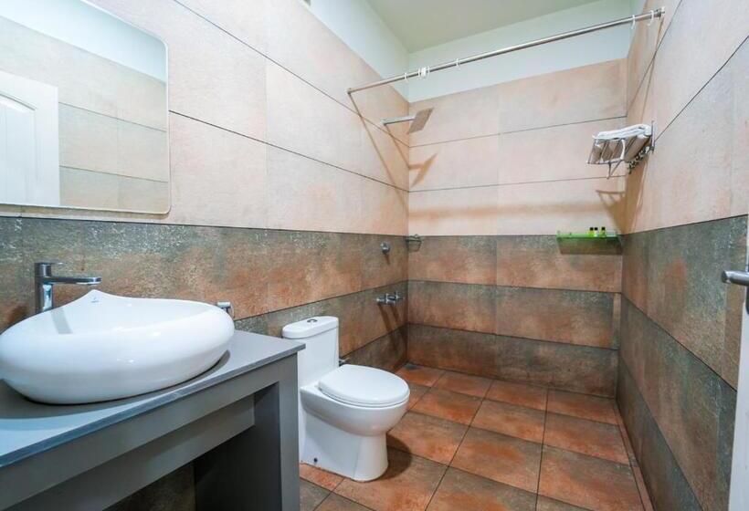 キングサイズベッドのスタンダードルーム, Munnar Majetsic Resort With Pool By Voye Homes