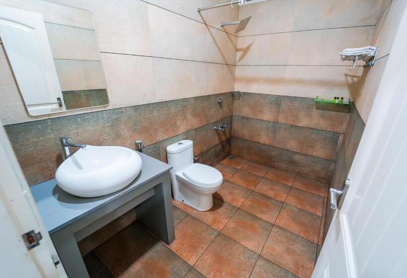 キングサイズベッドのスタンダードルーム, Munnar Majetsic Resort With Pool By Voye Homes