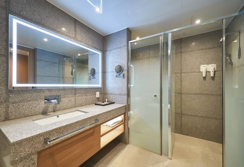 Quarto Familiar, Jn Park