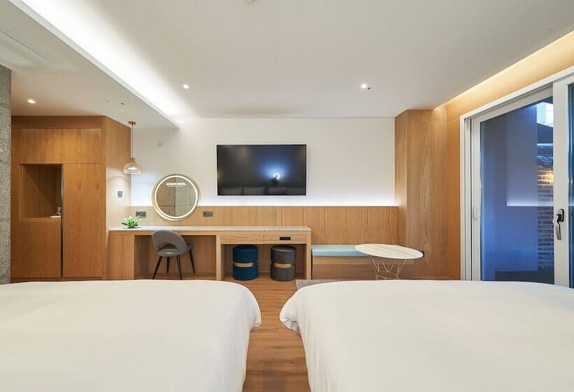 Quarto Familiar, Jn Park