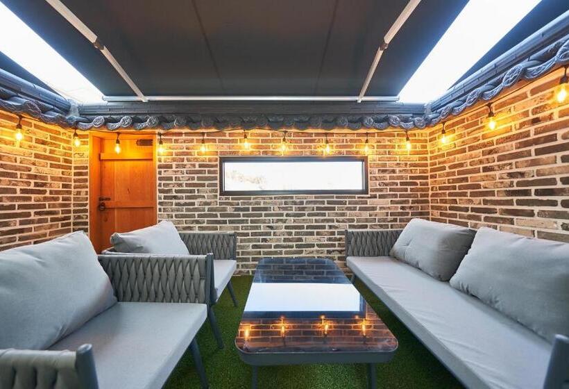 Quarto Familiar, Jn Park