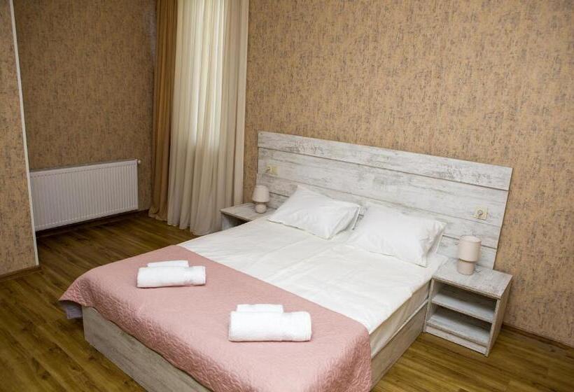 اتاق استاندارد سه نفره, Bekas Wine Cellar