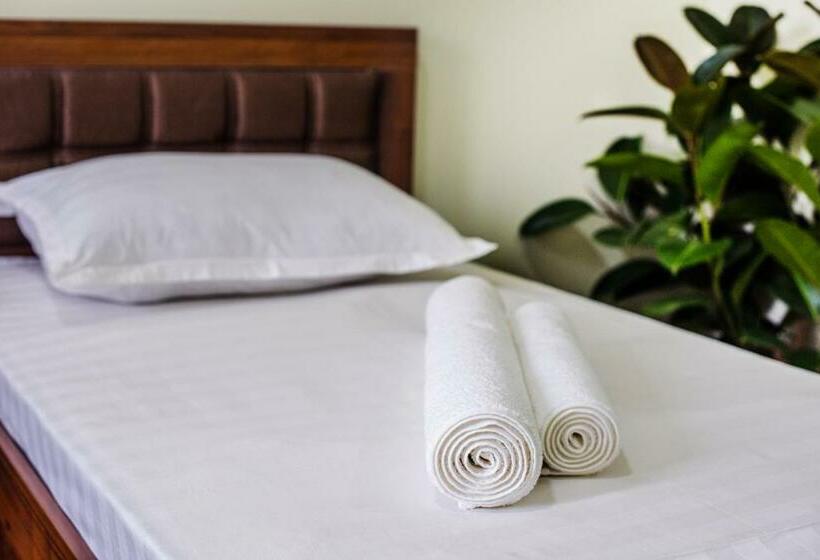 غرفة قياسية ثلاثية, Oq Uy