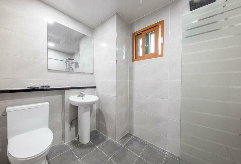 חדר משפחתי, Pacific7