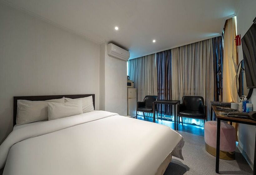 חדר סטנדרט, Pacific7