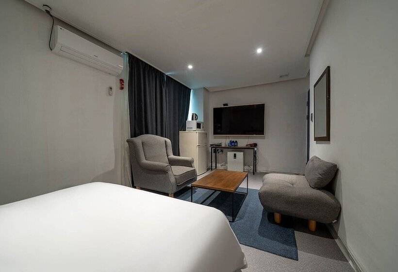 חדר סטנדרט, Pacific7