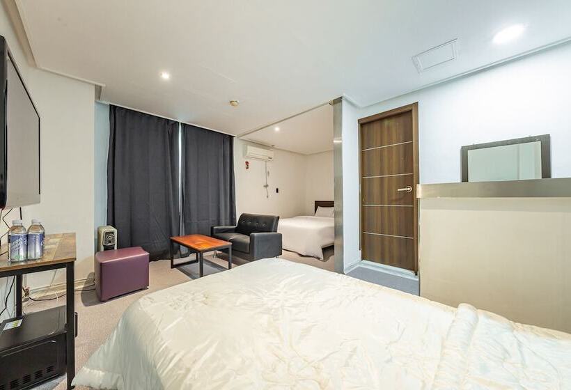 חדר דלוקס, Pacific7