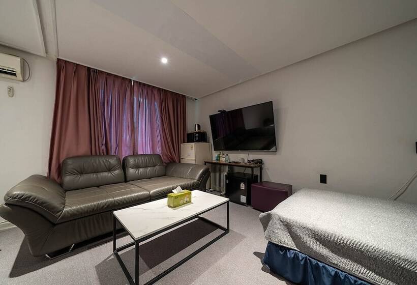 חדר דלוקס, Pacific7