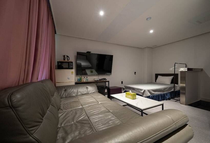 חדר דלוקס, Pacific7