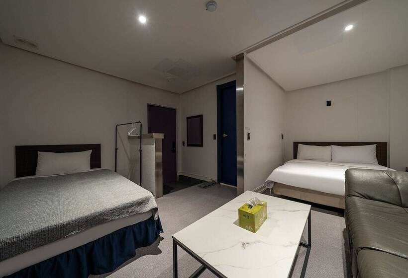 חדר דלוקס, Pacific7