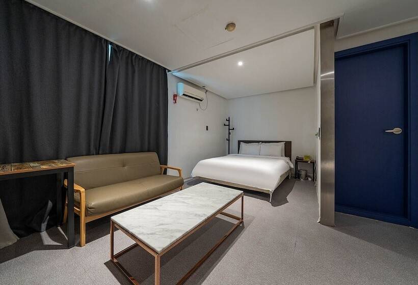 חדר דלוקס, Pacific7