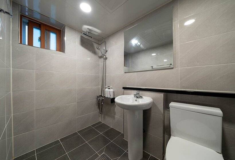 חדר משפחתי, Pacific7