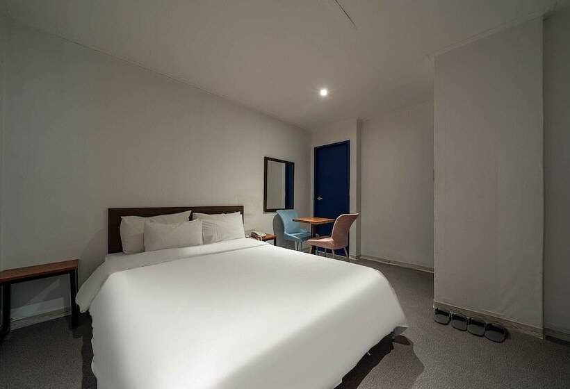 חדר סטנדרט, Pacific7