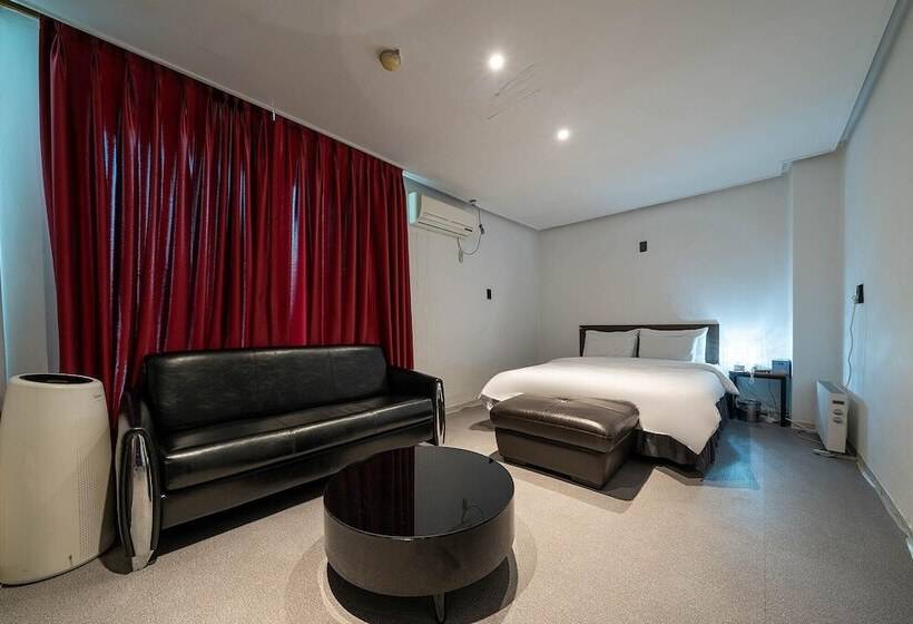 חדר סטנדרט, Pacific7