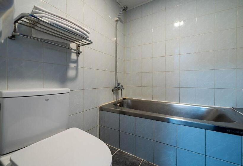 חדר סטנדרט, Pacific7