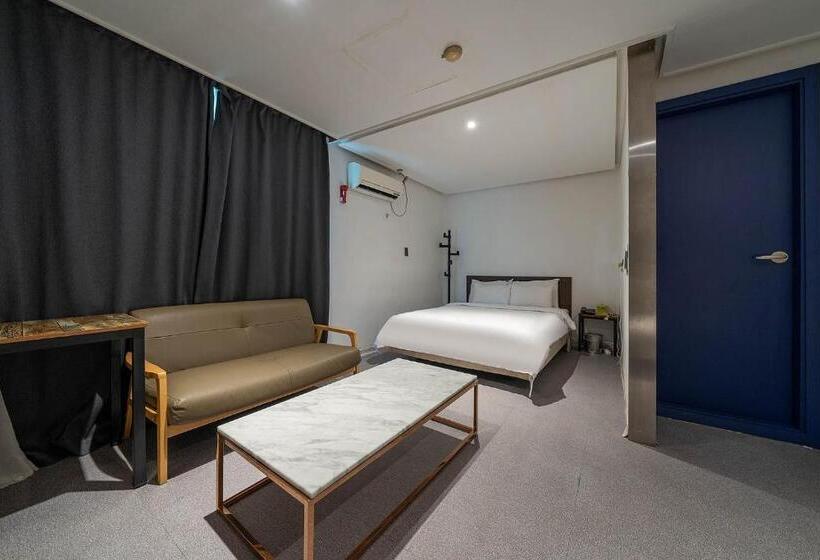 חדר דלוקס, Pacific7